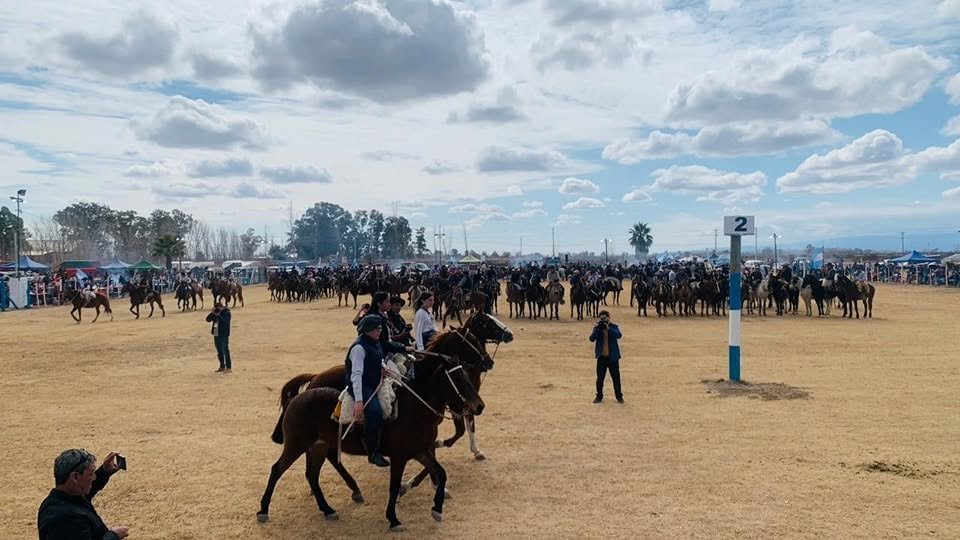 Festejos por el 118.º aniversario de Sarmiento con gauchos, bailarines y música en vivo.