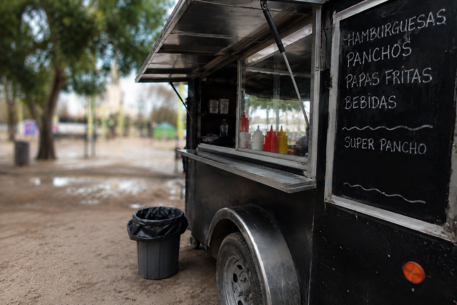 Bronca entre carros de comida por la Fiesta de Sarmiento: denuncian altos costos y una ubicación alejada