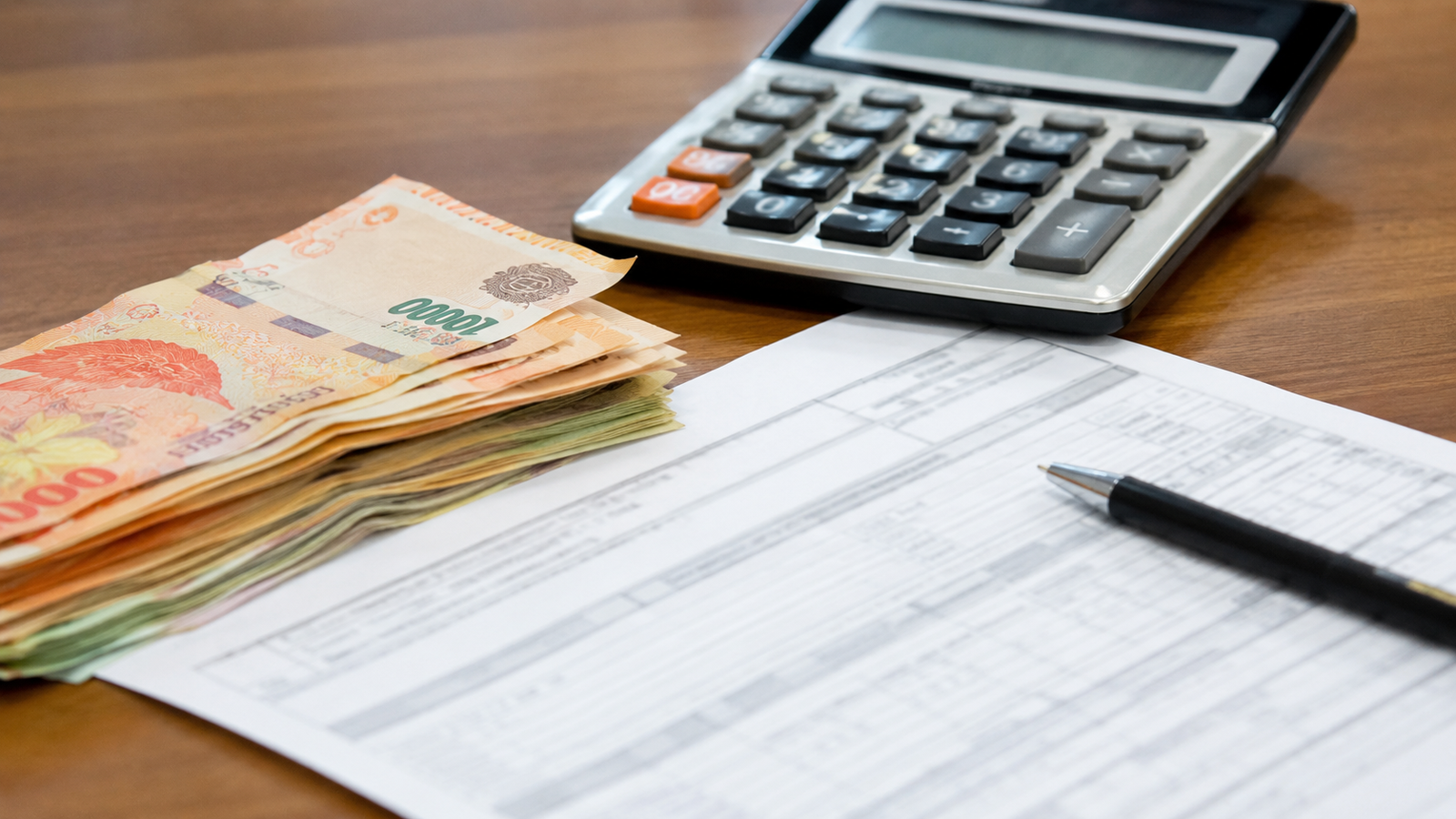 Dinero y calculadora, imagen ilustrativa generada con IA.