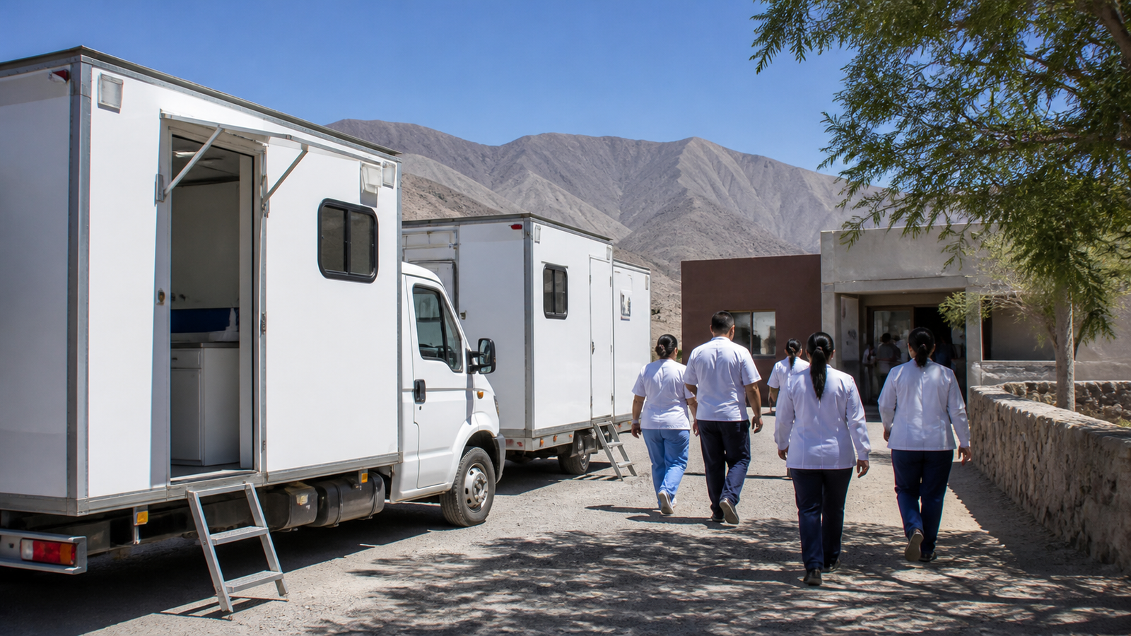 Unidad sanitaria móvil y personal de salud en una zona de Pocito