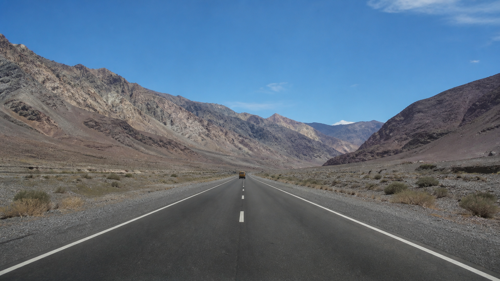 Ruta pavimentada entre montañas áridas de San Juan
