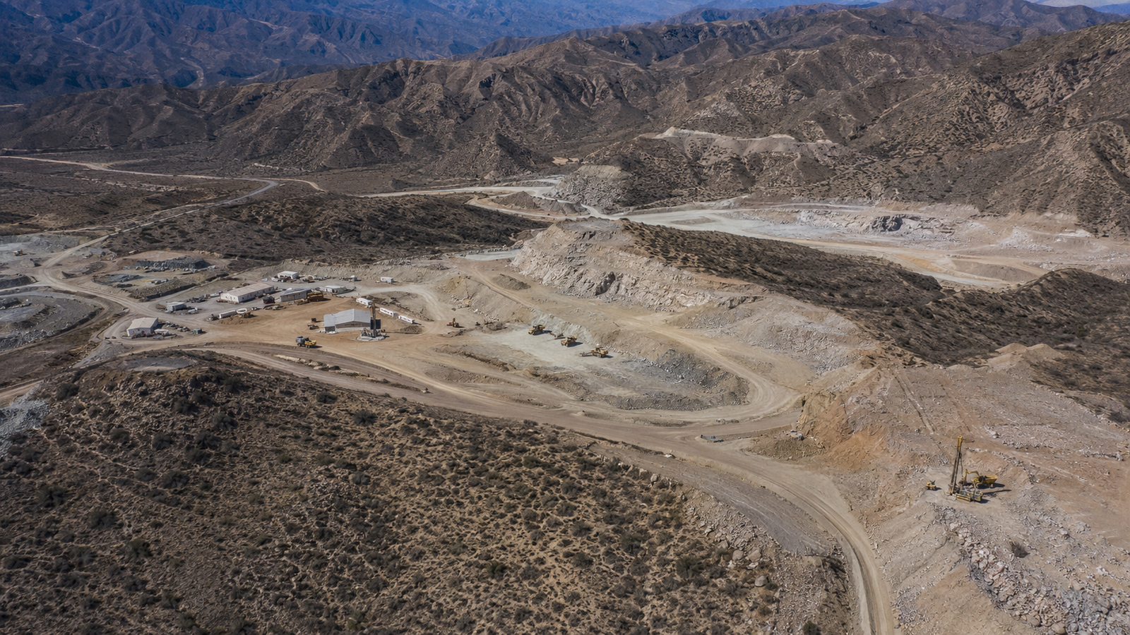 Vista aérea de un proyecto aurífero en Ullum, imagen ilustrativa generada con IA.