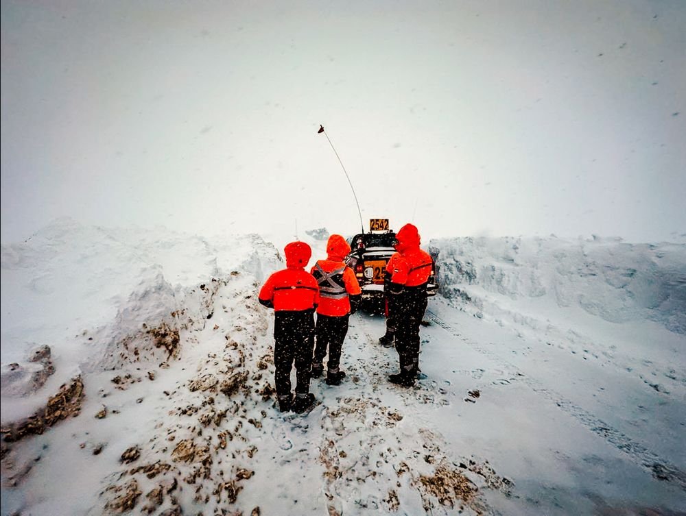 Equipos viales trabajan durante el operativo de invierno de Pachón en Calingasta.