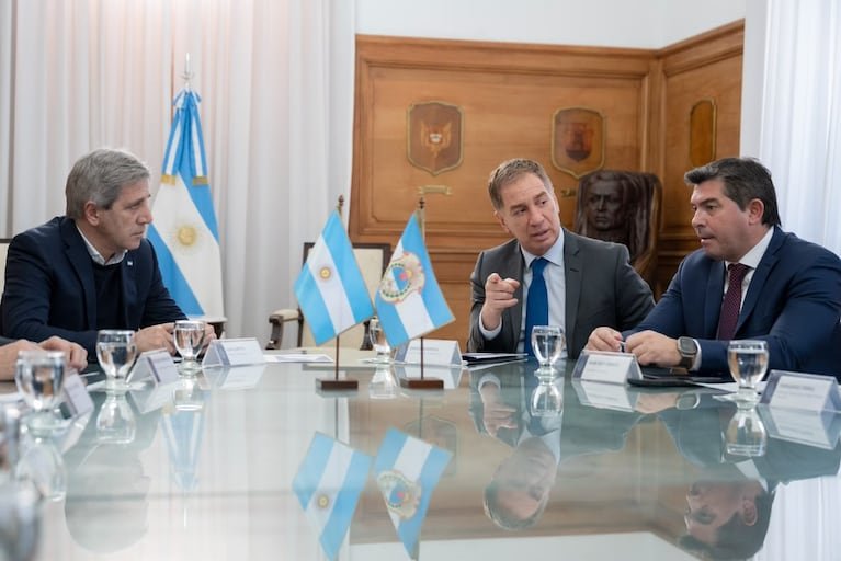 Marcelo Orrego junto a Diego Santilli y Luis Caputo durante la firma del convenio vial.