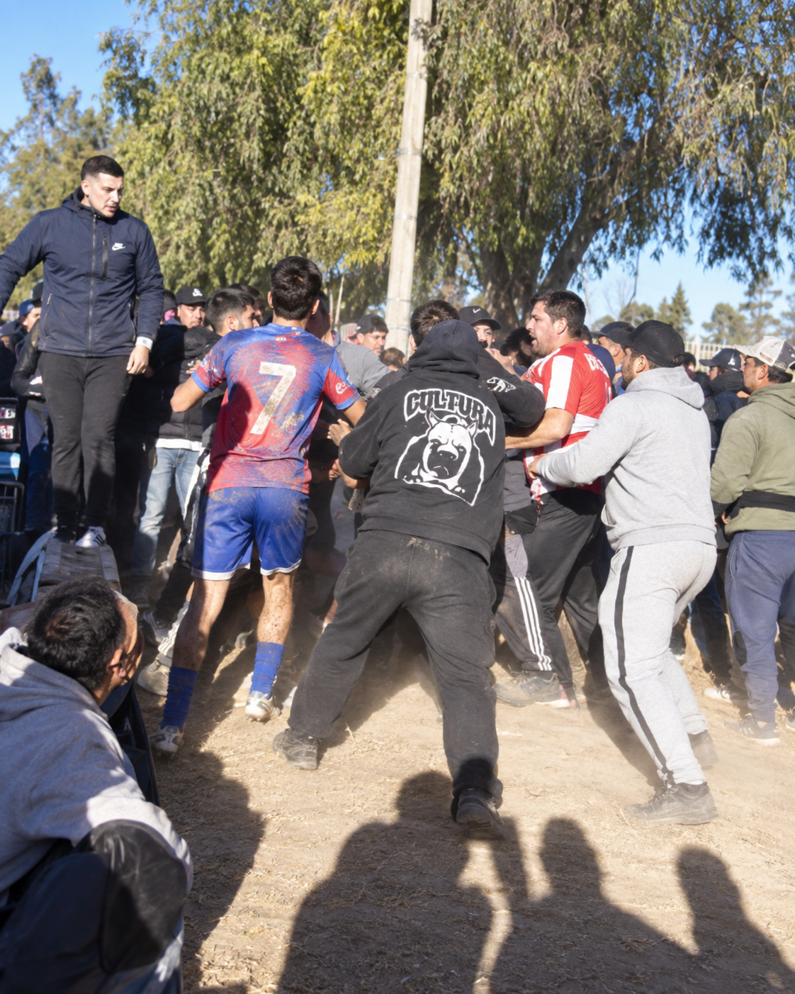 Violencia en el fútbol de Sarmiento: suspendieron La Colonia–General Belgrano por falta de garantías