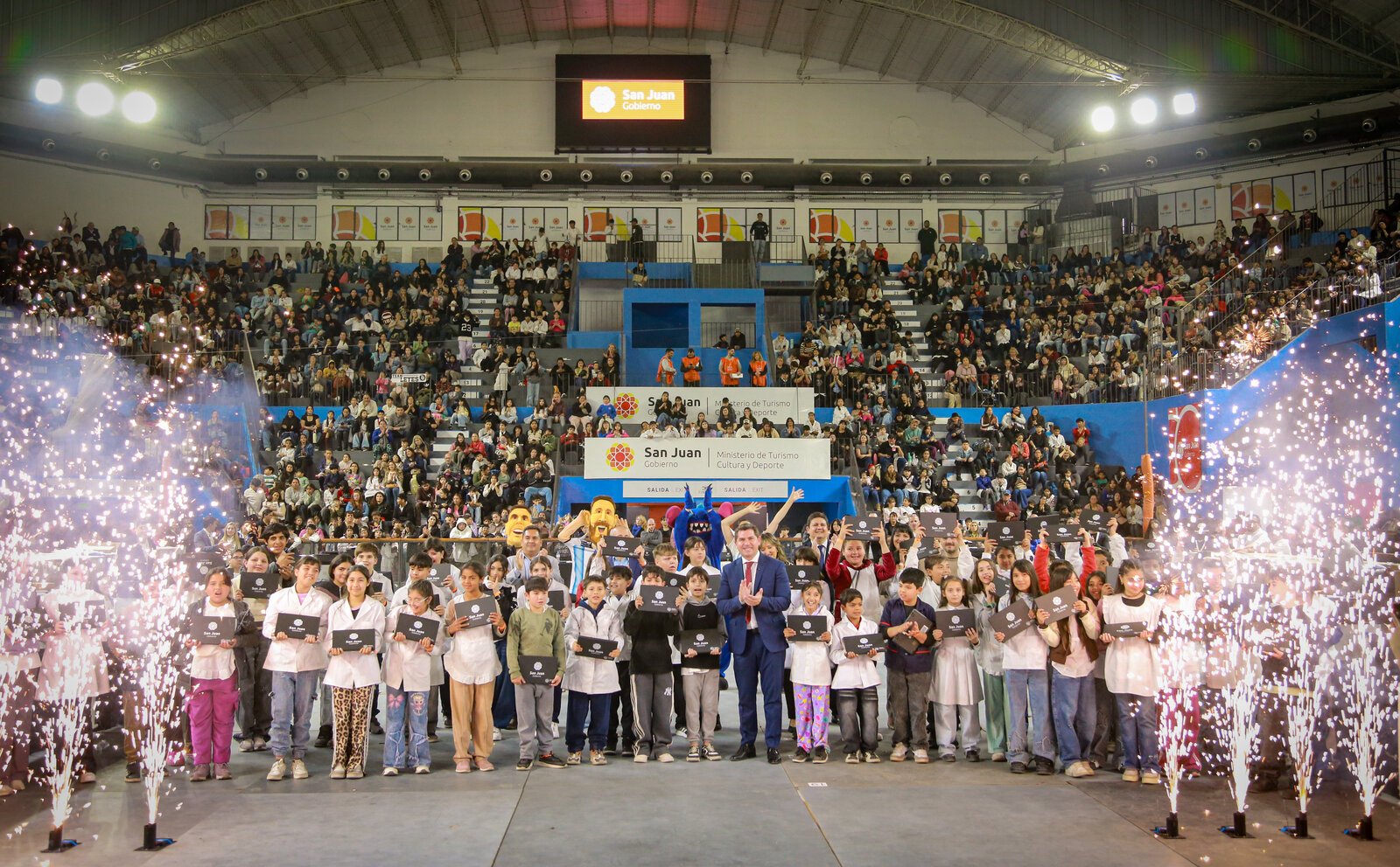El gobernador Marcelo Orrego junto a estudiantes de Rawson con netbooks en el estadio Aldo Cantoni