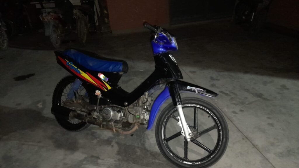 Yamaha Crypton azul y negra secuestrada por la Policía Caminera en Sarmiento