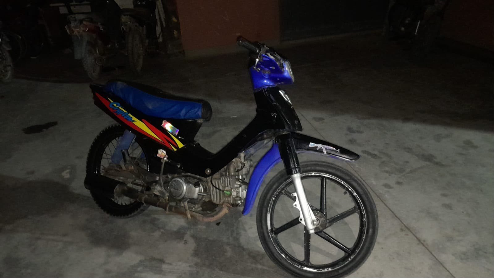 Yamaha Crypton azul y negra secuestrada por la Policía Caminera en Sarmiento