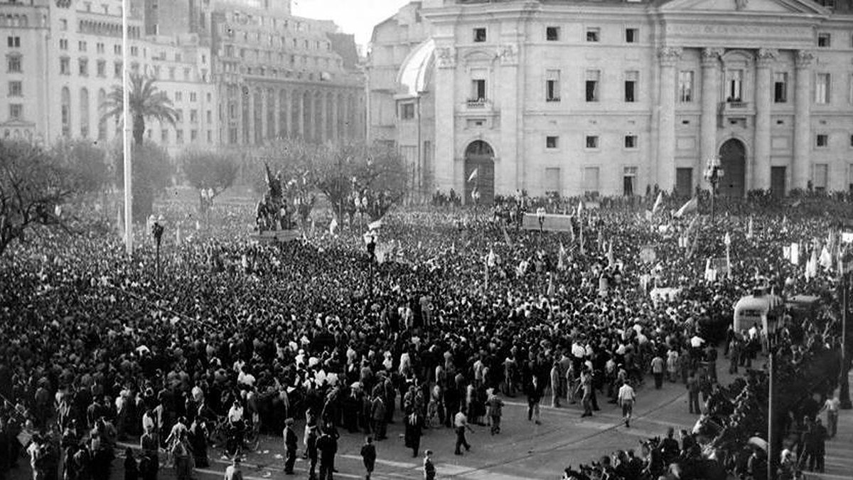 Multitud en la Plaza de Mayo frente a edificios públicos, en una foto en blanco y negro