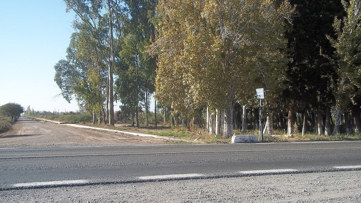 Camino rural de Sarmiento junto a la Ruta 40