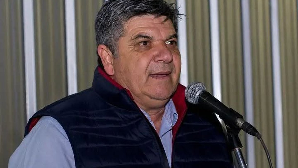 El intendente de Sarmiento, Alfredo Castro, habla frente a un micrófono