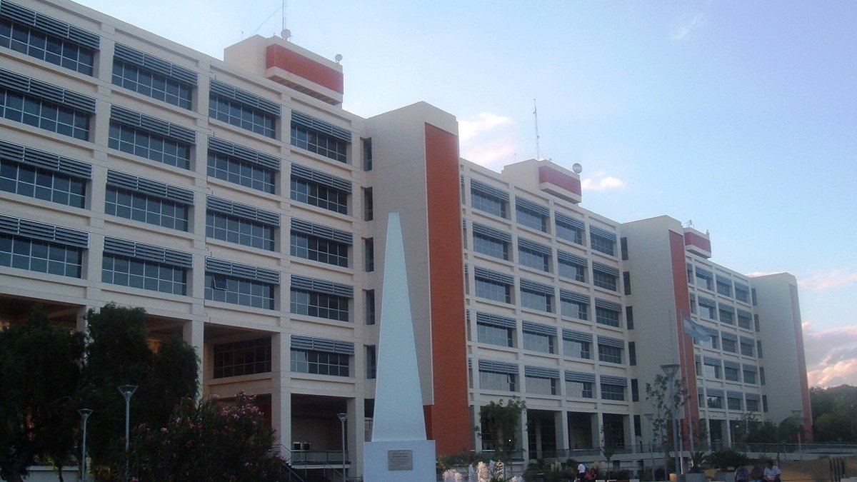 Edificio del Centro Cívico de San Juan, sede del Gobierno provincial, con el obelisco al frente