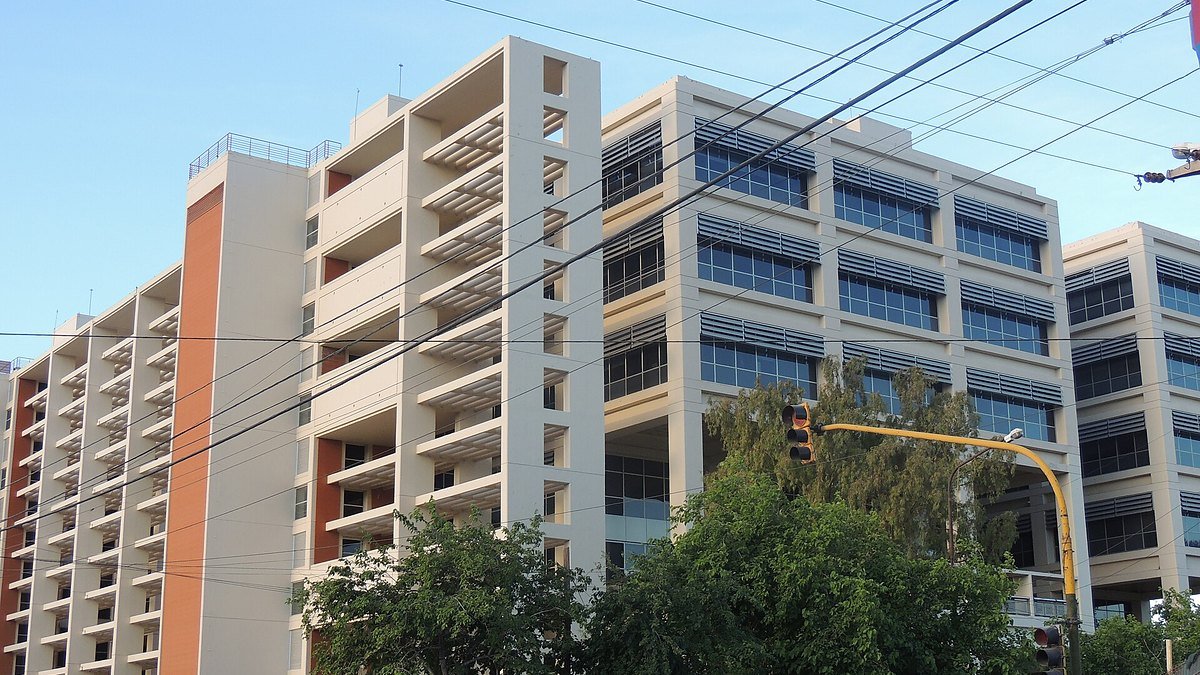 Fachada del edificio del Centro Cívico de San Juan, de varios pisos, junto a una avenida