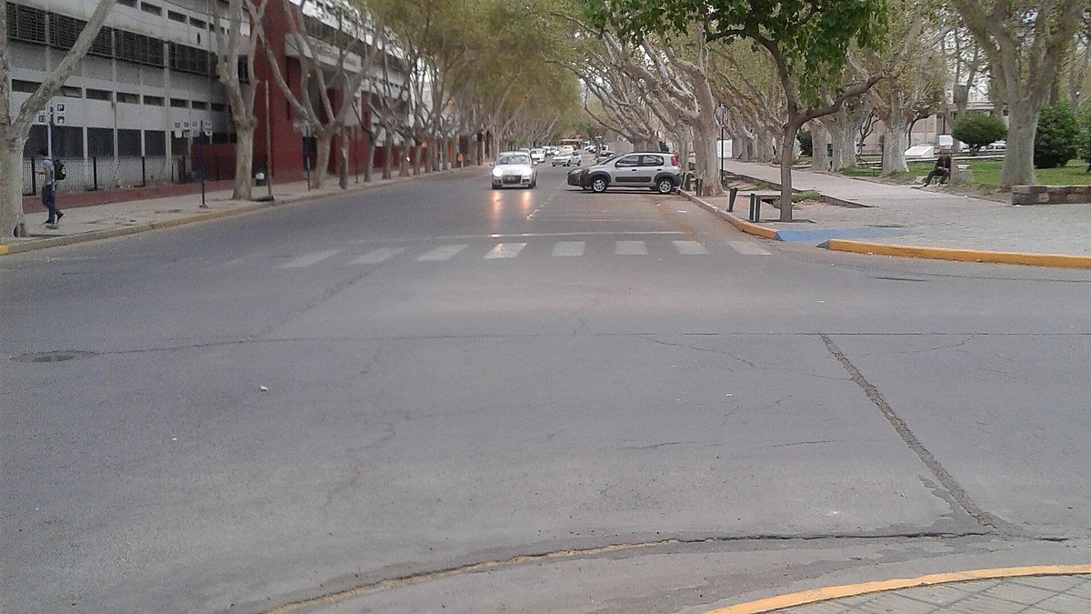 Calle Mitre en el centro de San Juan, arbolada y con poco tránsito