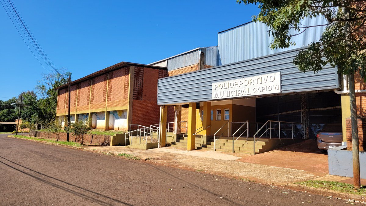 Frente de un polideportivo municipal de ladrillo con techo de chapa