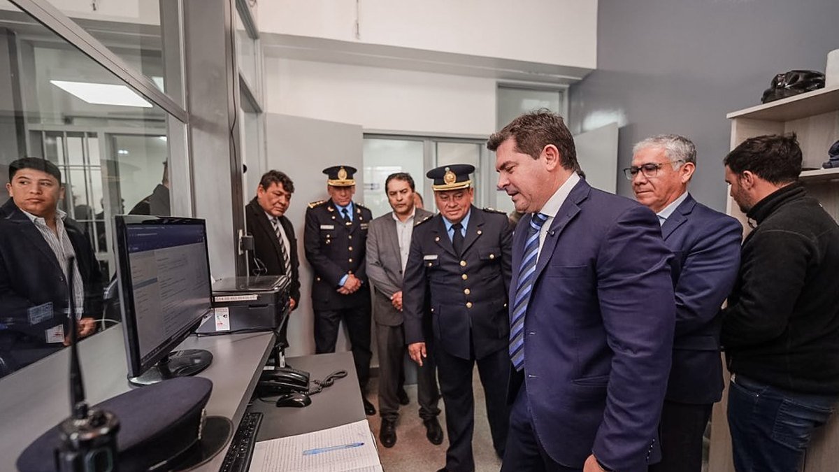 Marcelo Orrego junto a jefes policiales y funcionarios recorre una oficina con computadoras en la comisaría