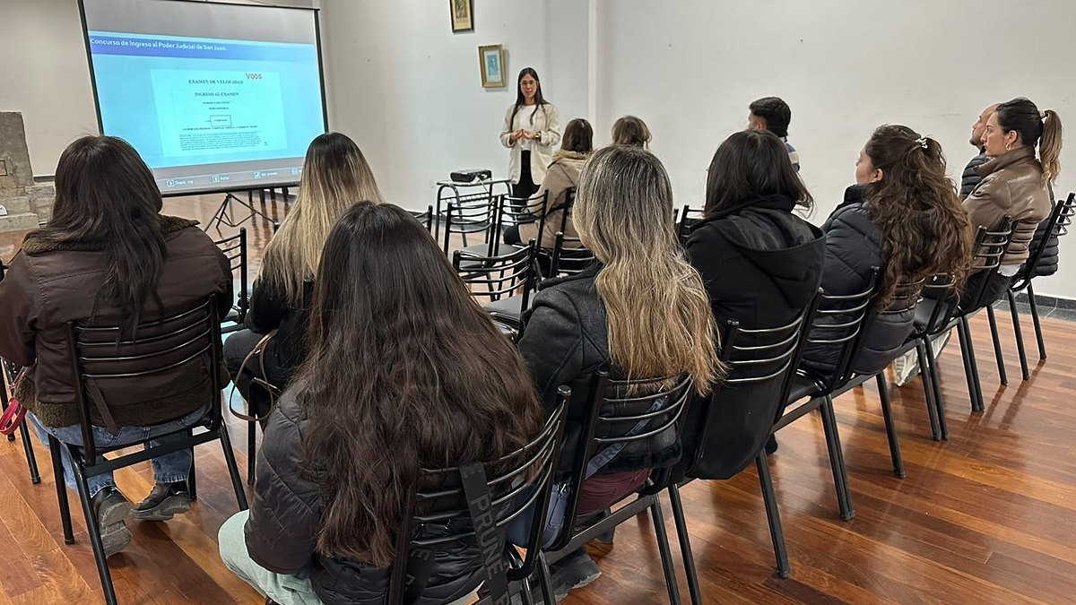 Aspirantes sentados de espaldas frente a una pantalla, durante una evaluación del Poder Judicial