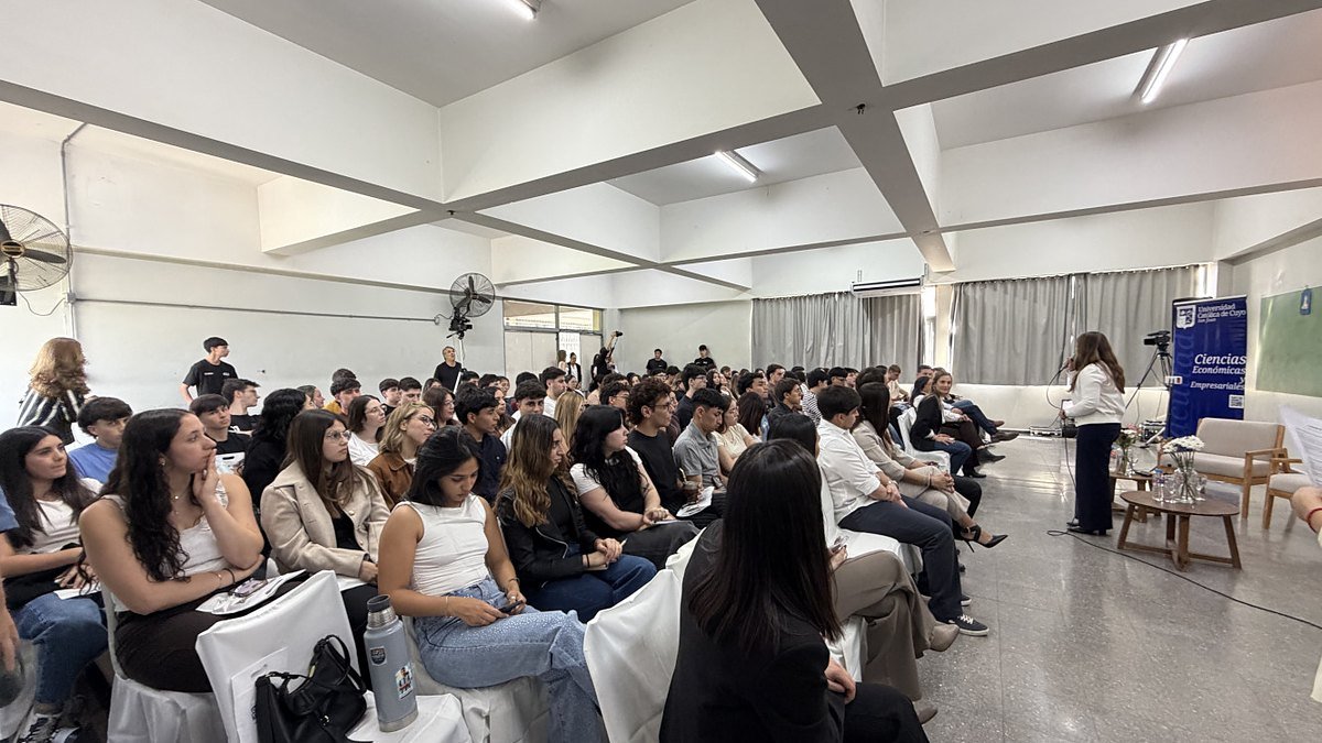 Estudiantes en el Aula Magna de la UCCuyo durante Conecta 360
