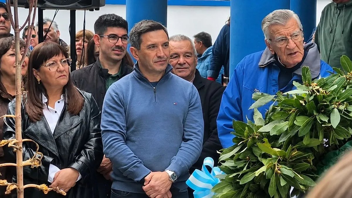 Cristian Andino, de suéter azul, junto a José Luis Gioja en el acto del PJ