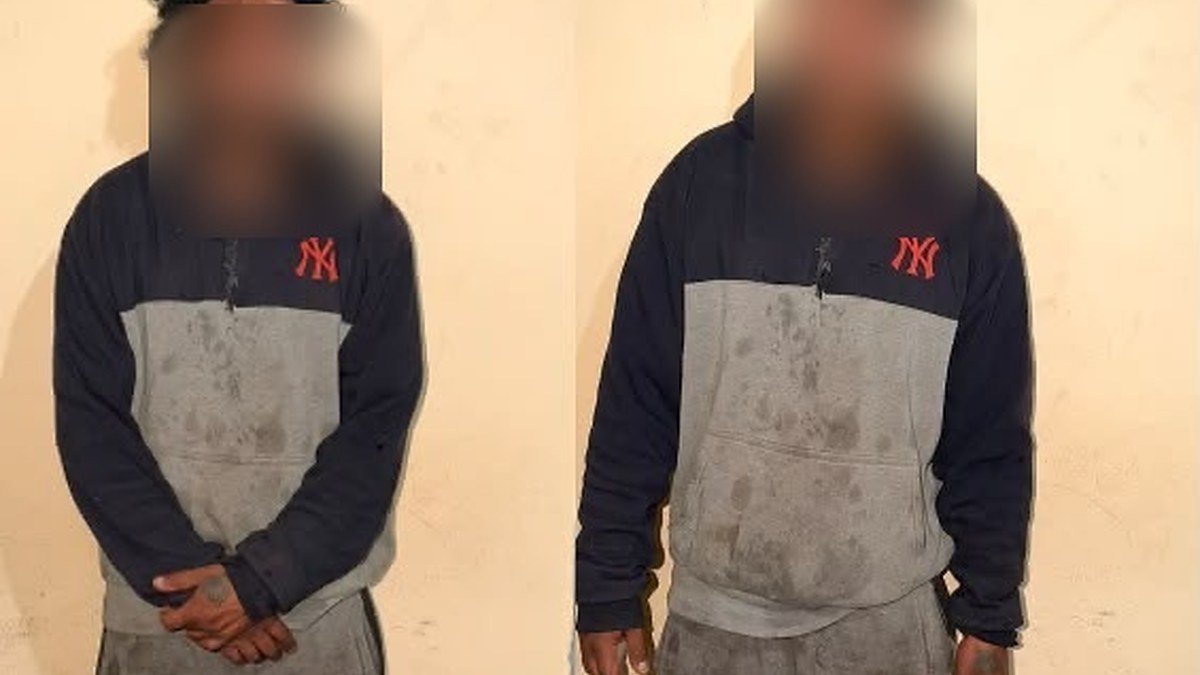 Fotografía policial de un detenido, con el rostro difuminado
