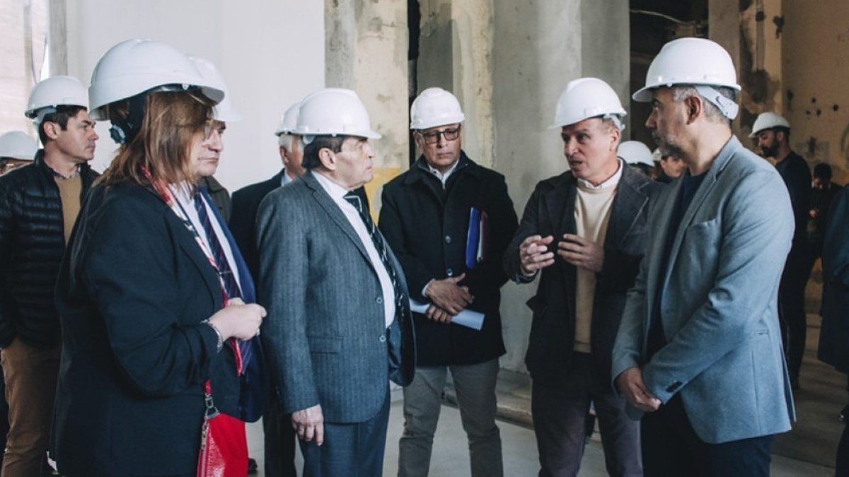 Autoridades con cascos blancos recorren el interior en obra del edificio 9 de Julio