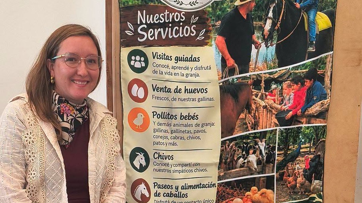 María José Leiva Díaz junto a su stand de turismo rural