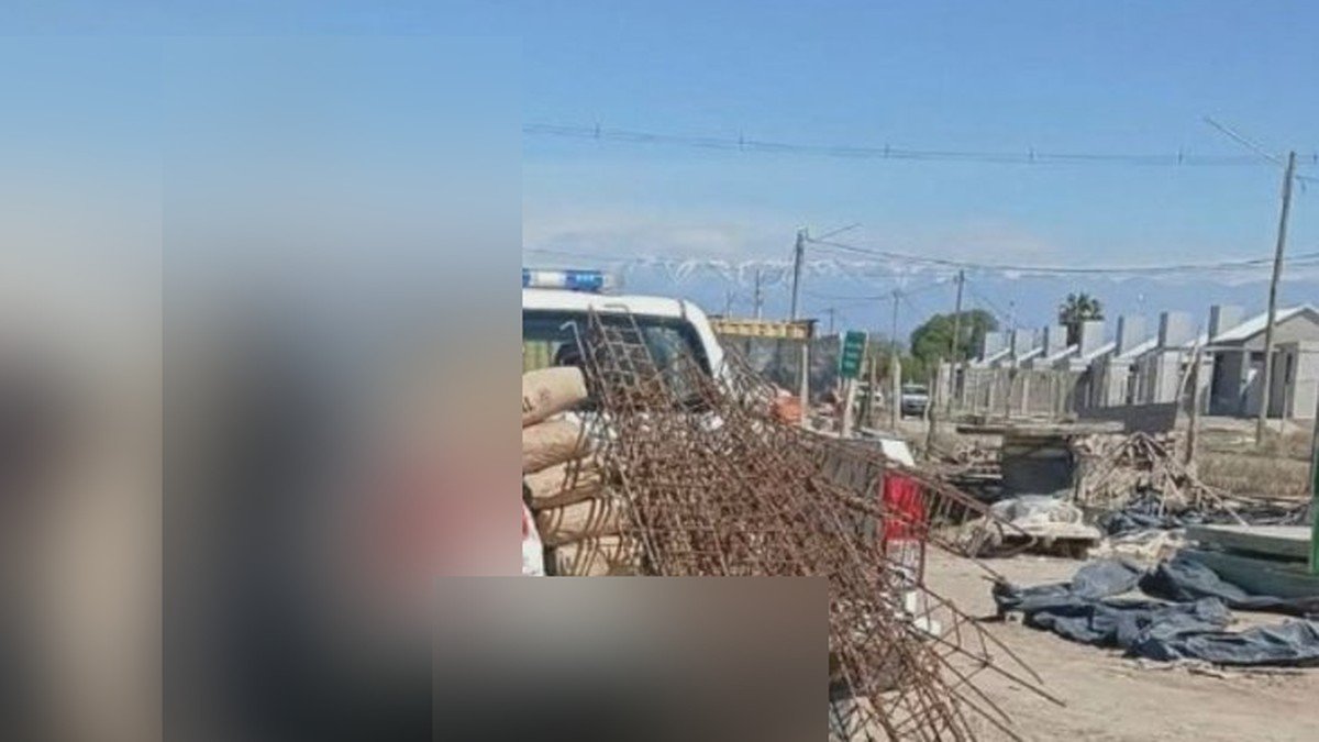 Columnas de hierro y bolsas de cemento en la caja de una camioneta durante un procedimiento policial en Sarmiento