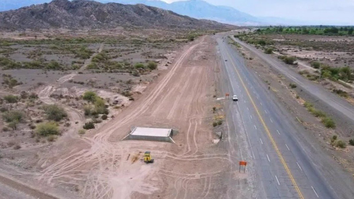 Vista aérea de la Ruta Nacional 40 en un paisaje árido de San Juan, con calzada y banquina en obra