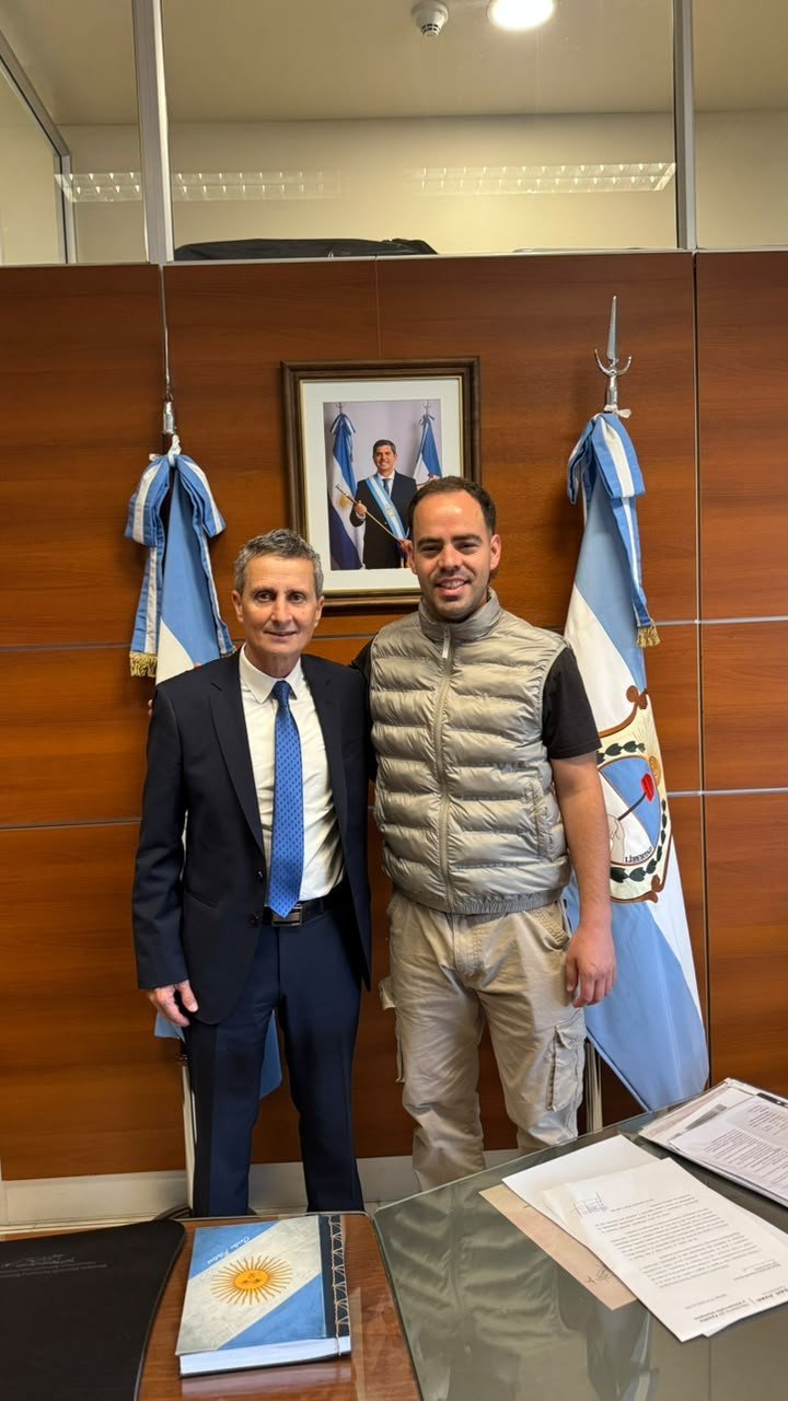 Luciano De Luca, director de Juventud, de chaleco, en una oficina