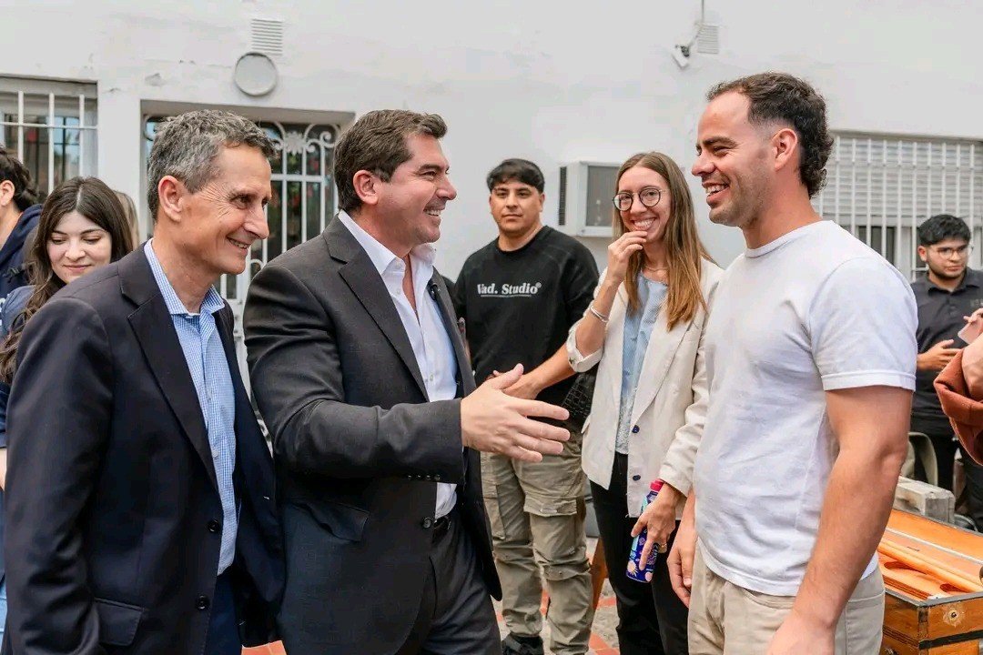 El director de Juventud, Luciano De Luca, de remera blanca, junto al gobernador Marcelo Orrego
