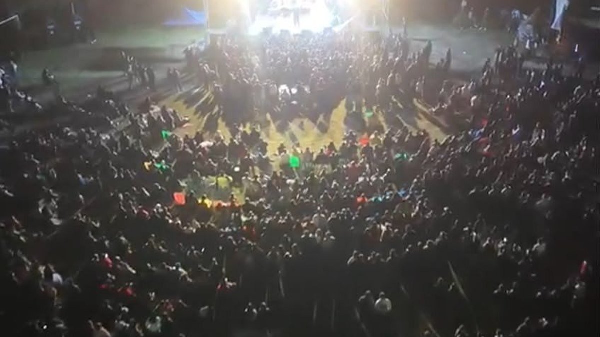 Vista nocturna del público frente al escenario de la Fiesta de la Juventud en Los Berros
