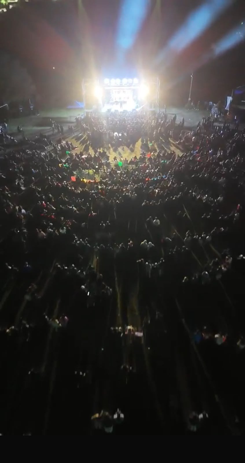 Vista nocturna del público reunido frente al escenario de la Fiesta de la Juventud en Los Berros