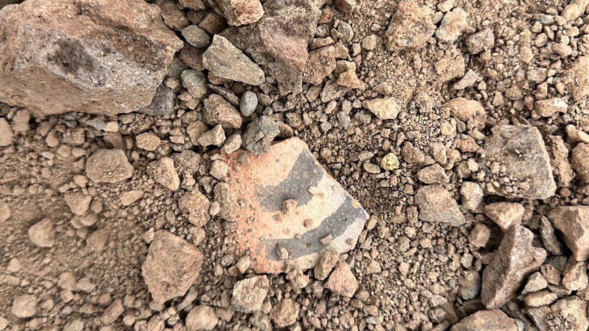Fragmento de cerámica entre piedras en una ladera de alta montaña