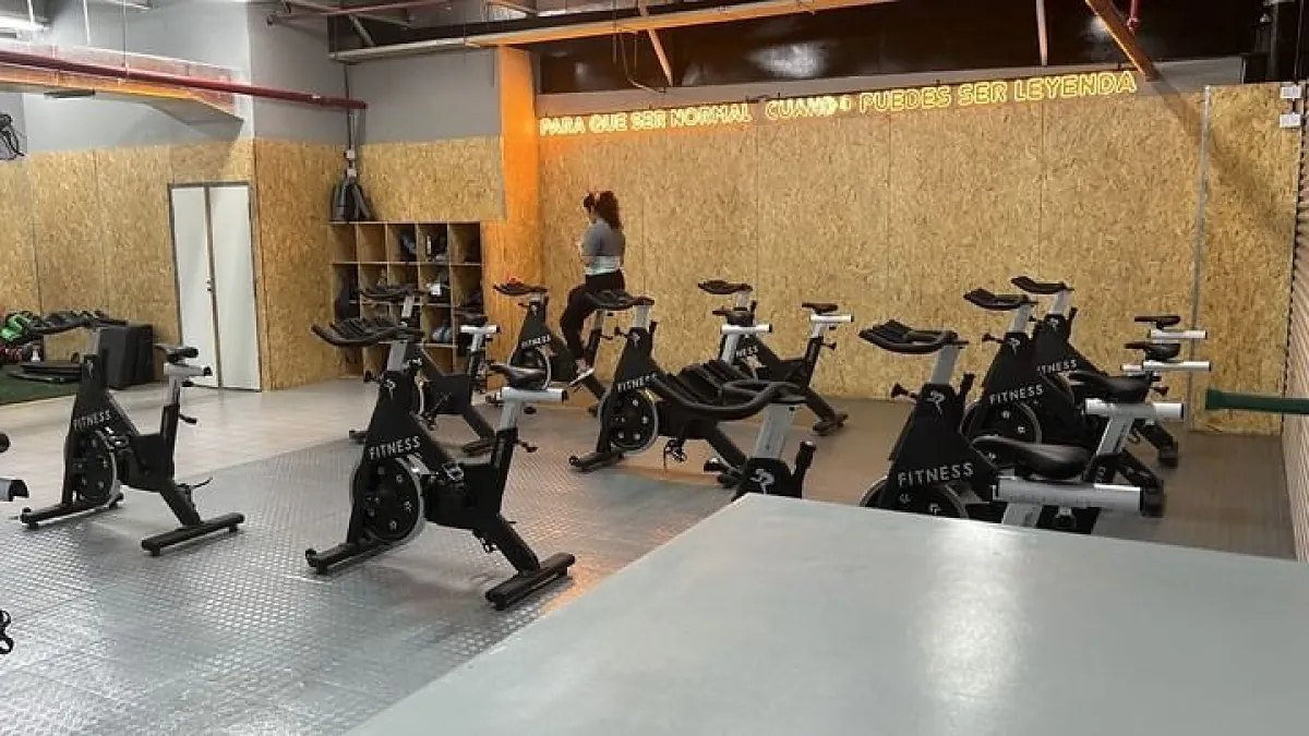 Sala de bicicletas fijas en un gimnasio