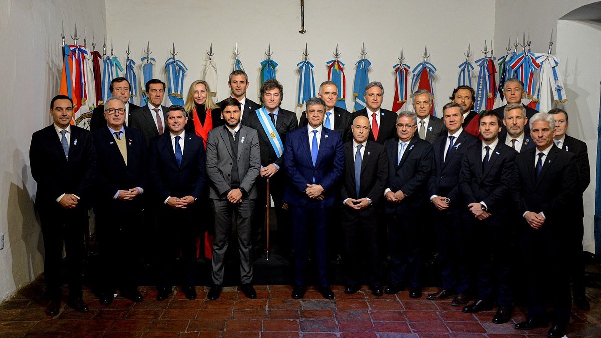 Javier Milei junto a los gobernadores en la foto del Pacto de Mayo