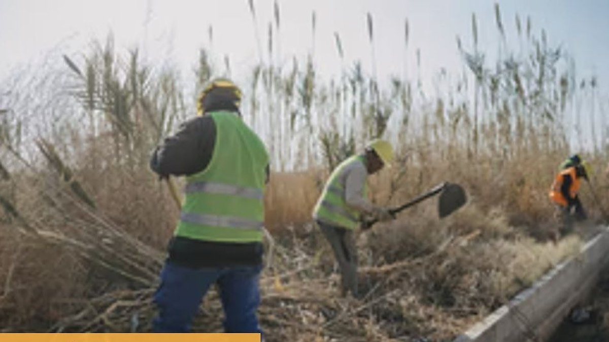 Operarios limpian un dren o canal en Sarmiento