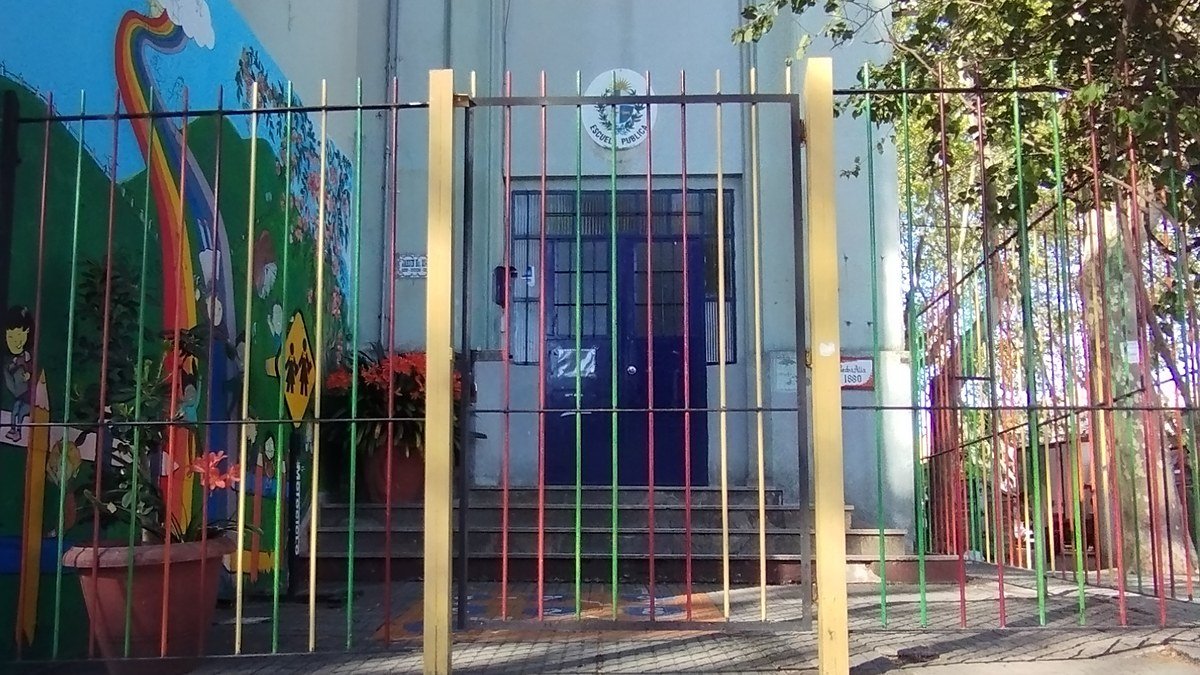 Reja de colores y mural en la entrada de un jardín de infantes