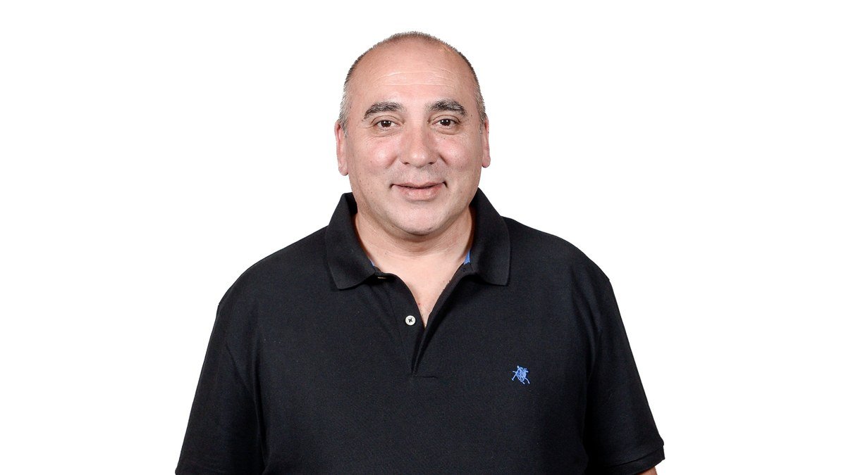 Retrato oficial del diputado nacional José Peluc, con chomba negra sobre fondo blanco