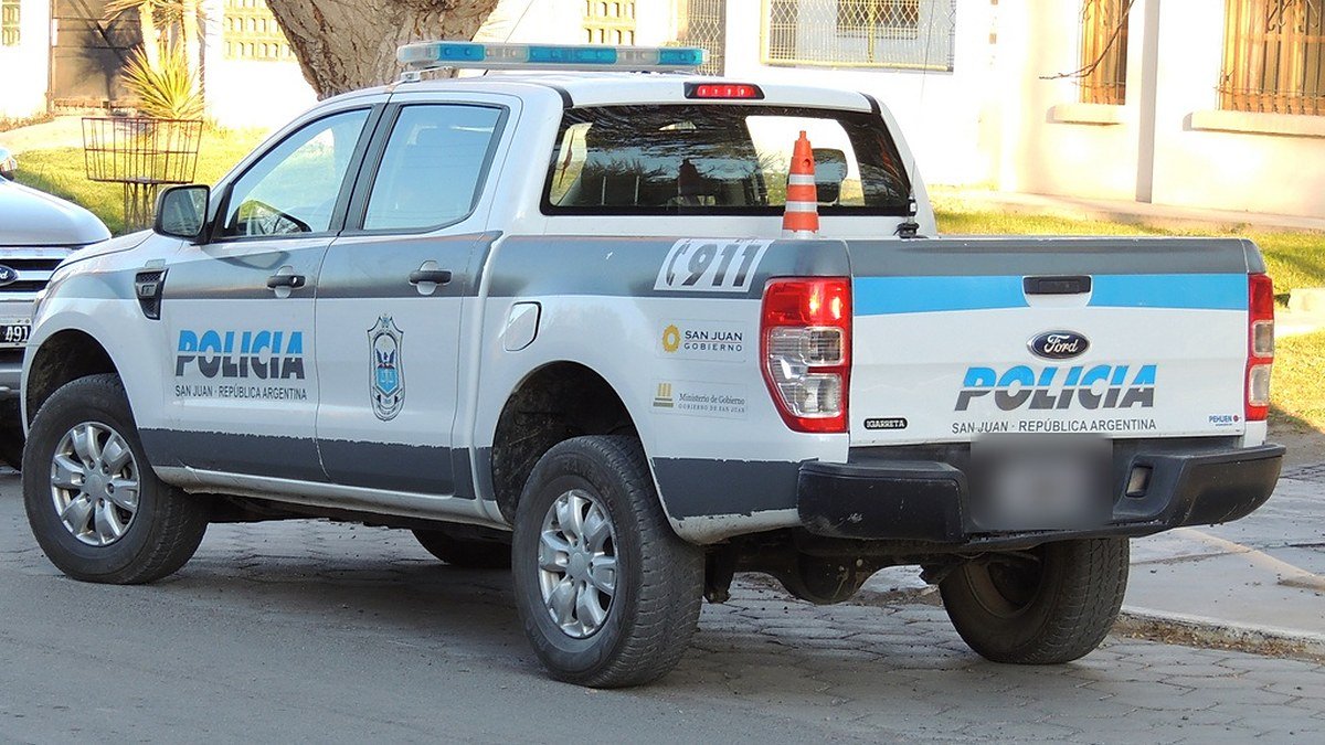 Camioneta de la Policía de San Juan estacionada en una calle