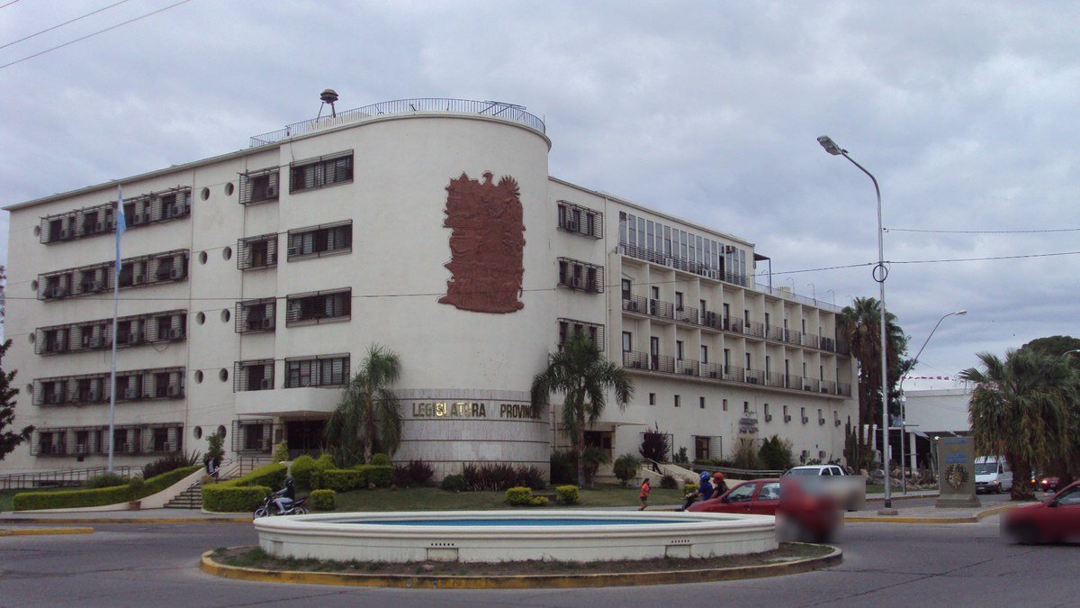 Edificio de la Legislatura de San Juan con su fachada curva y el escudo provincial en relieve