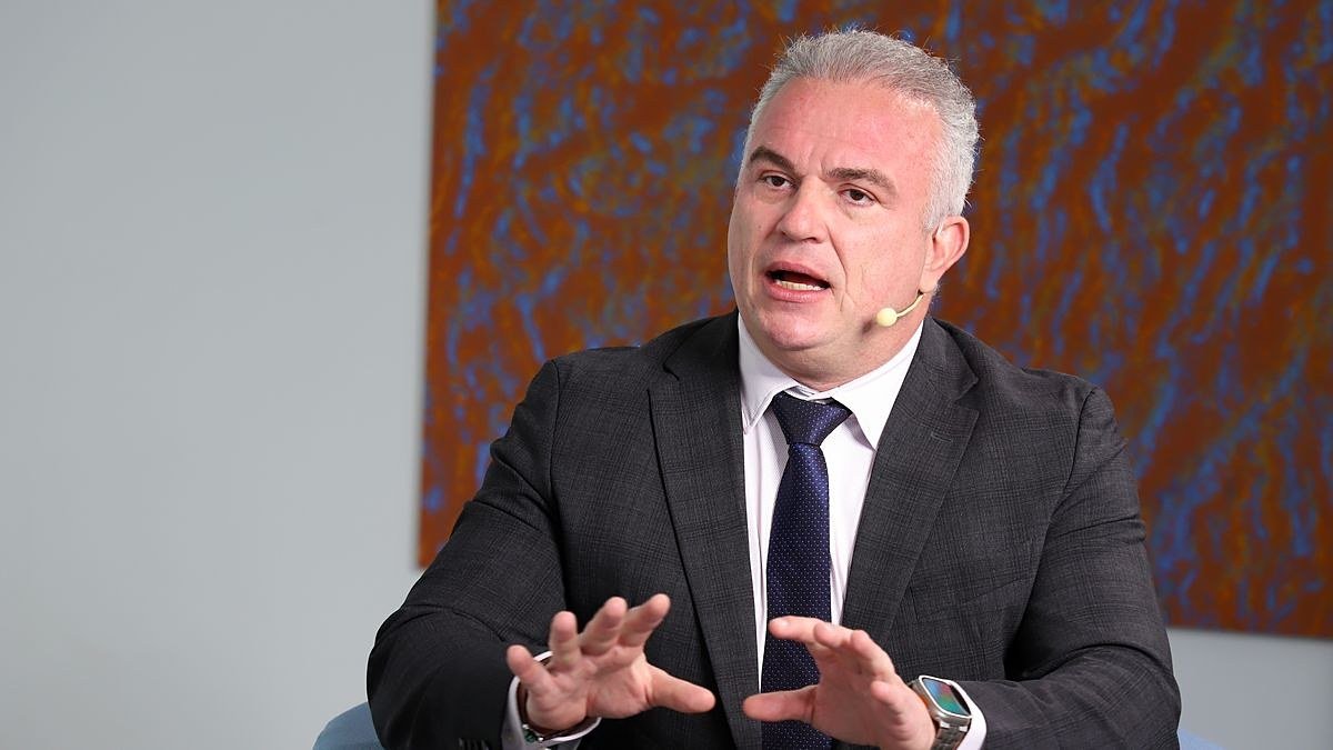 Michael Meding, director general de McEwen Copper, habla durante un panel con micrófono de vincha