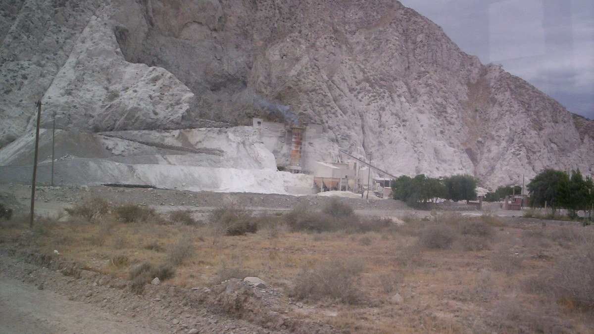 Cerro de caliza con una planta minera al pie, en la zona de Los Berros, Sarmiento