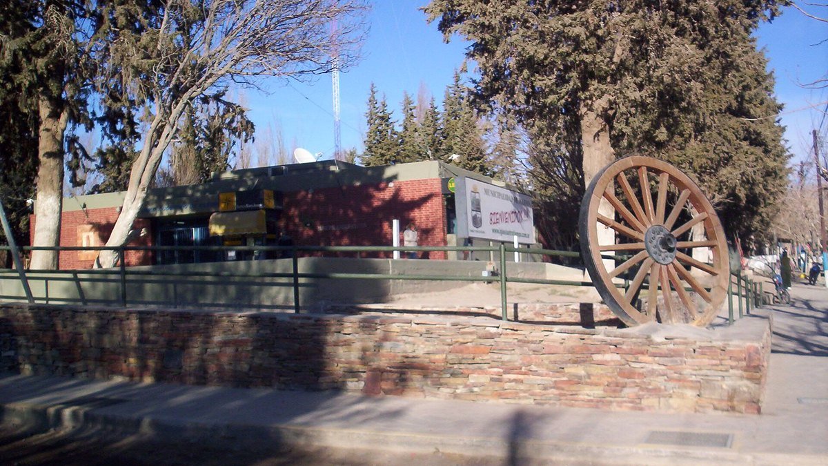 Edificio de la Municipalidad de Iglesia, en Rodeo, rodeado de árboles