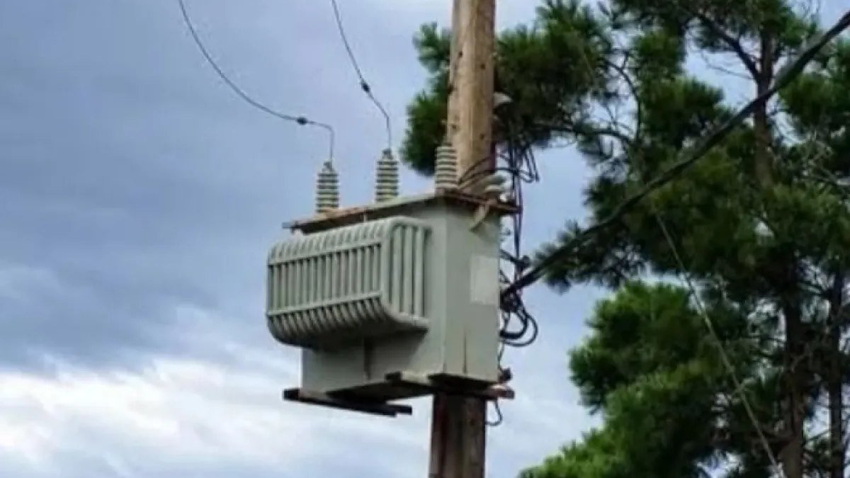 Transformador de distribución eléctrica en un poste