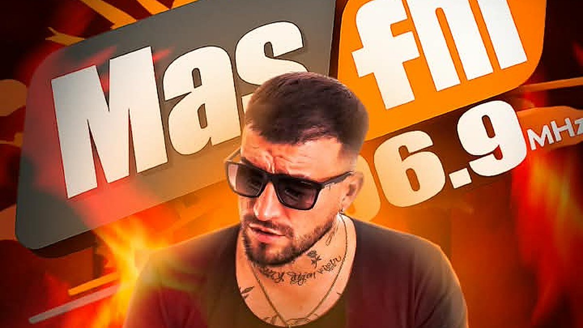 Músico con lentes oscuros toca un teclado delante del logo de la radio FM Más 106.9