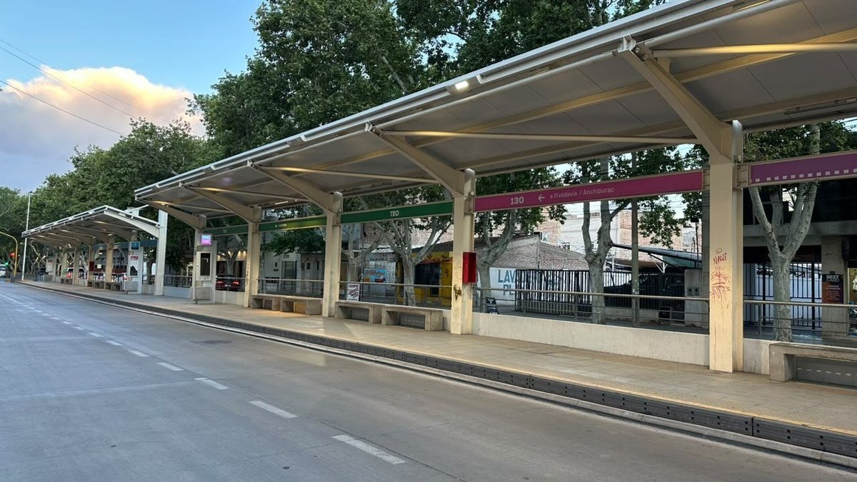 Estación de trasbordo de colectivos vacía, con sus refugios techados y sin pasajeros, en San Juan