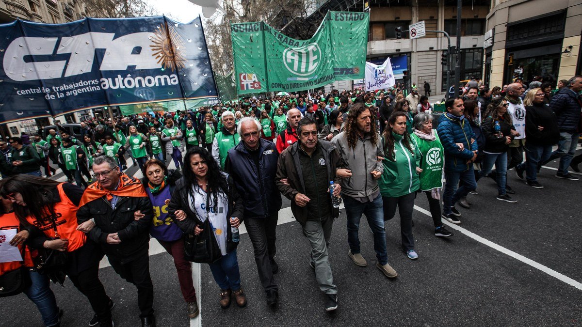 Columna de manifestantes con banderas verdes de ATE en una marcha