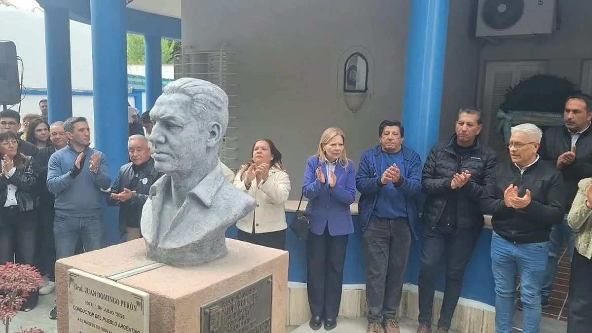 Dirigentes peronistas aplauden junto al busto de Perón en la sede del PJ sanjuanino