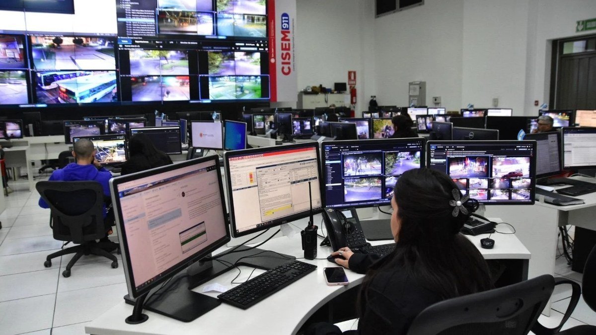 Operadores frente a varias pantallas con imágenes de cámaras de seguridad en la sala del CISEM 911