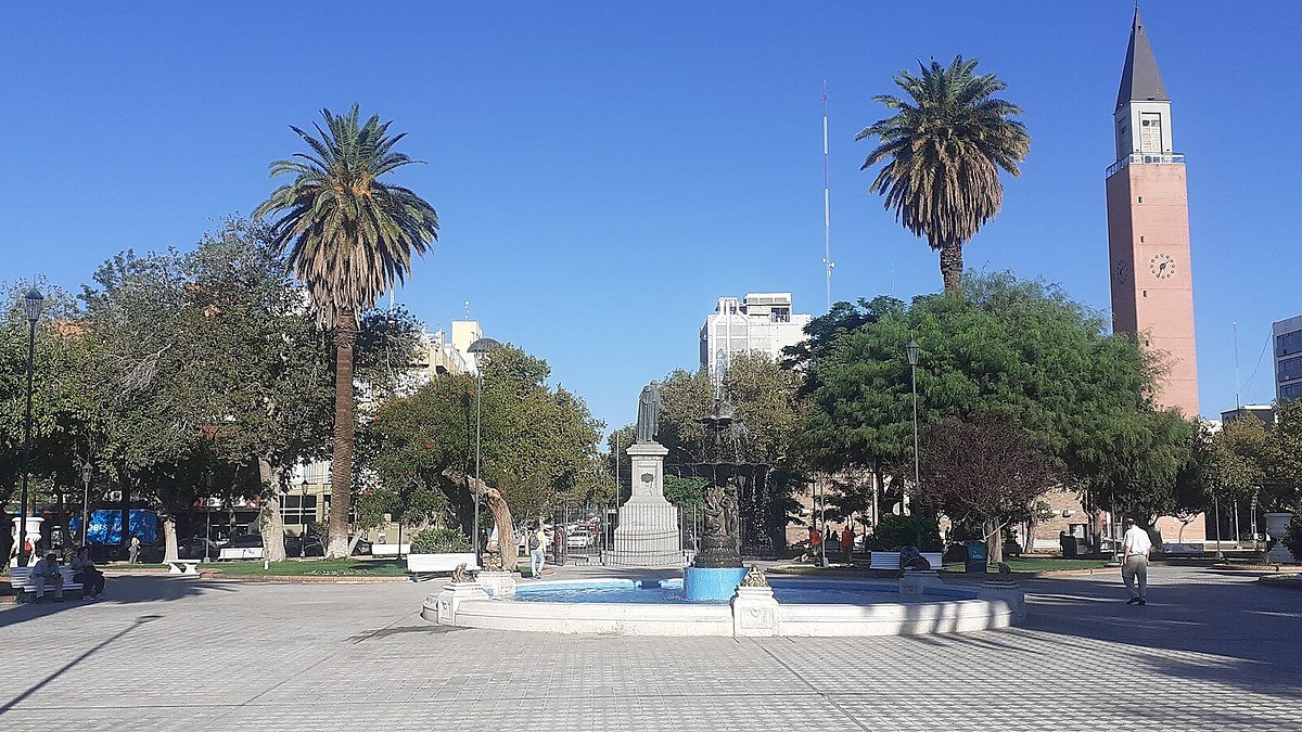 Plaza 25 de Mayo de la ciudad de San Juan, con su fuente, palmeras y la torre de la Catedral al fondo